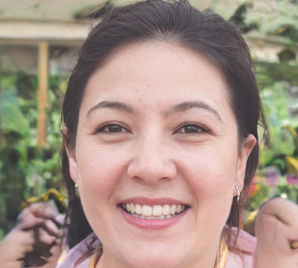 Retrato profesional de Elsa Montiel, experta en dinámicas de equipo y educación financiera