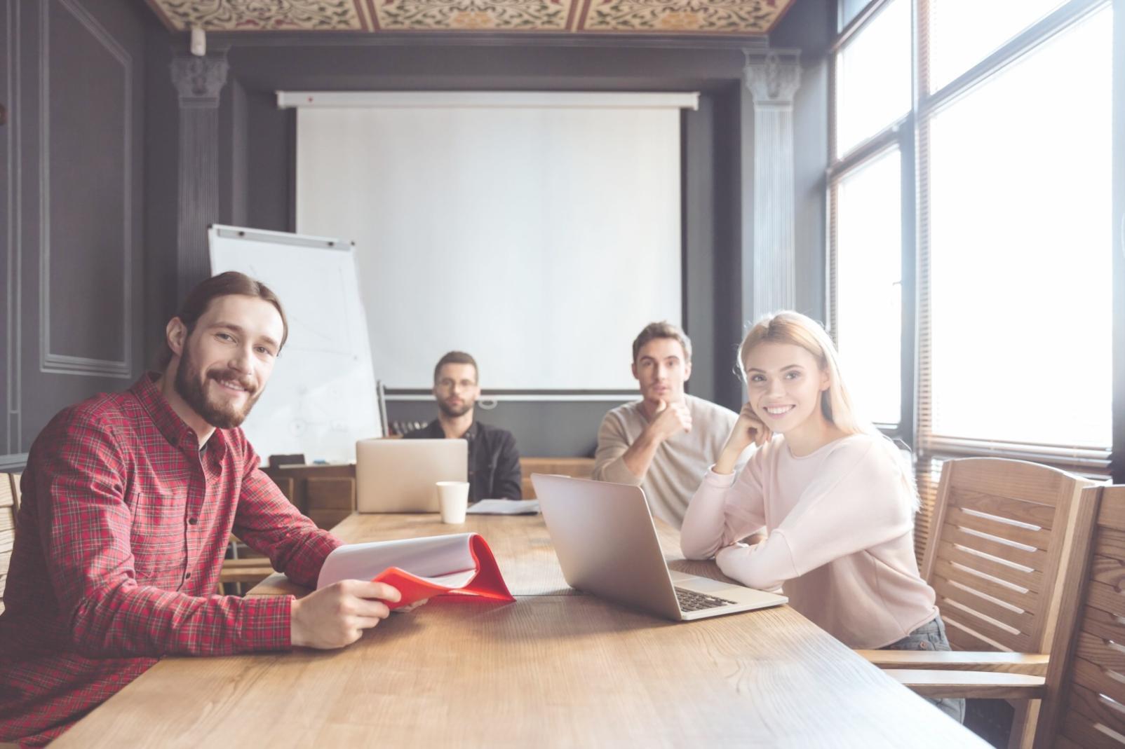 Equipo financiero colaborando en estrategias de motivación empresarial